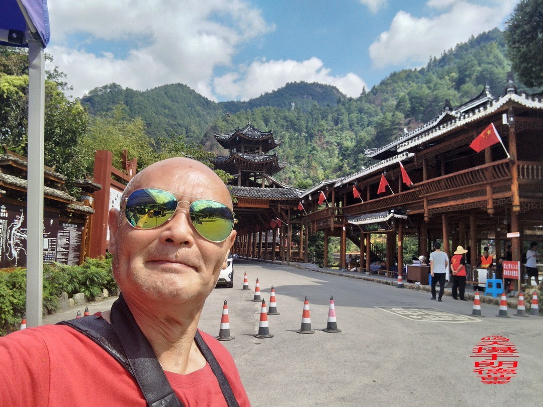 大山里的朗德苗寨二/      周鸣天