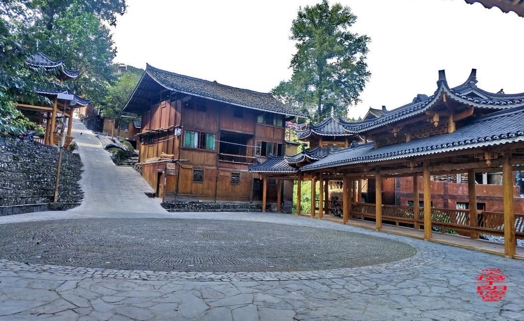 大山里的朗德苗寨二/      周鸣天