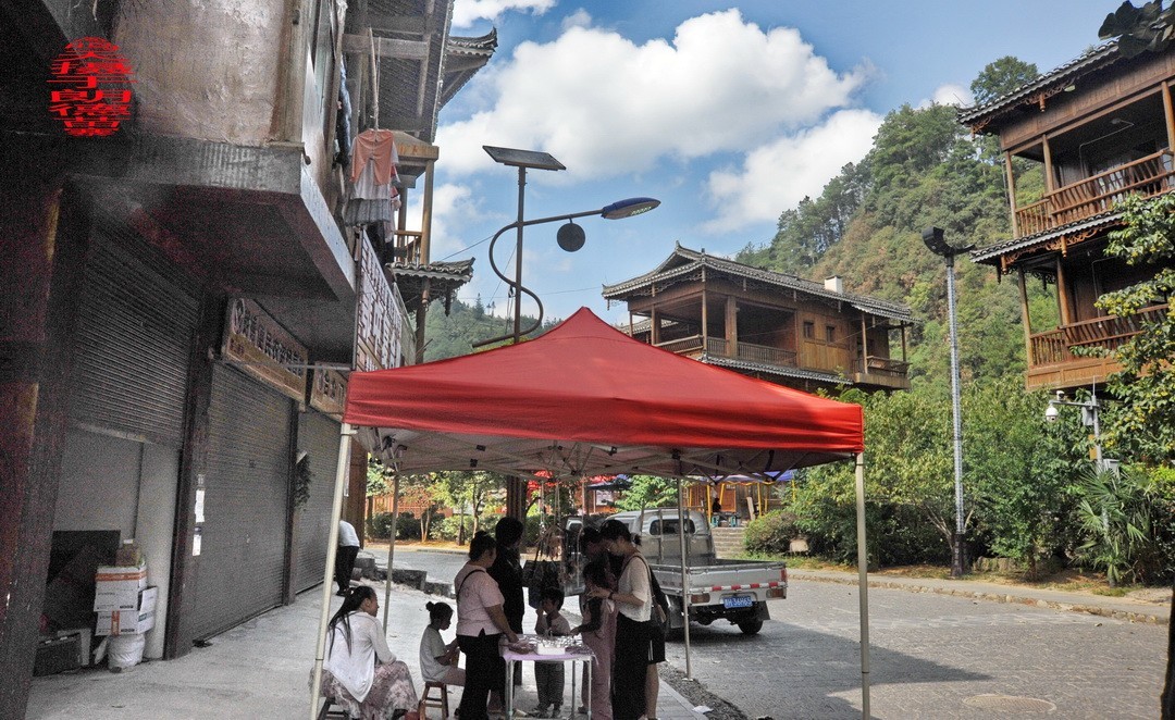 大山里的朗德苗寨二/      周鸣天