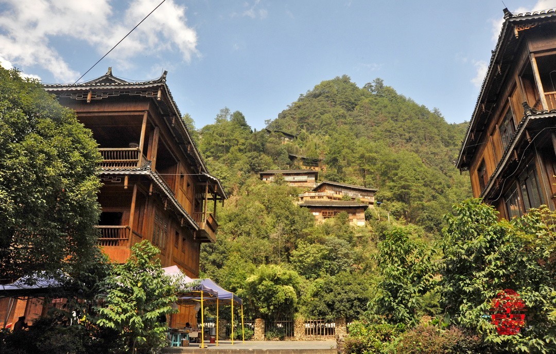 大山里的朗德苗寨二/      周鸣天