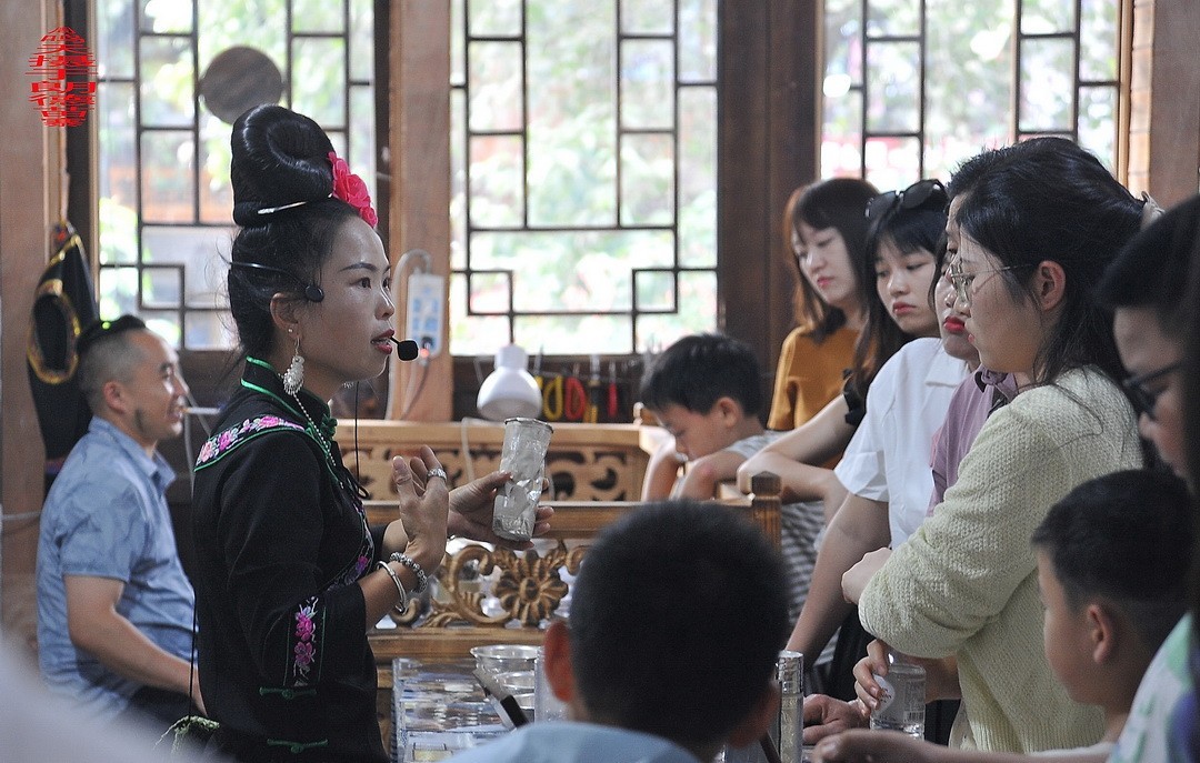 大山里的朗德苗寨二/      周鸣天