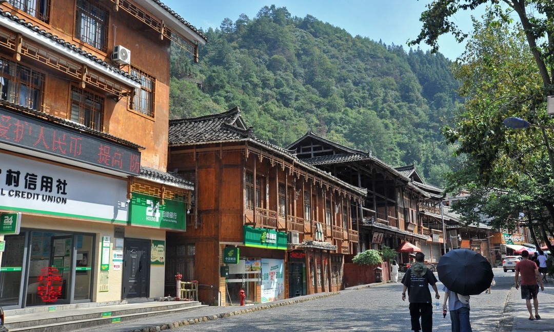 大山里的朗德苗寨二/      周鸣天