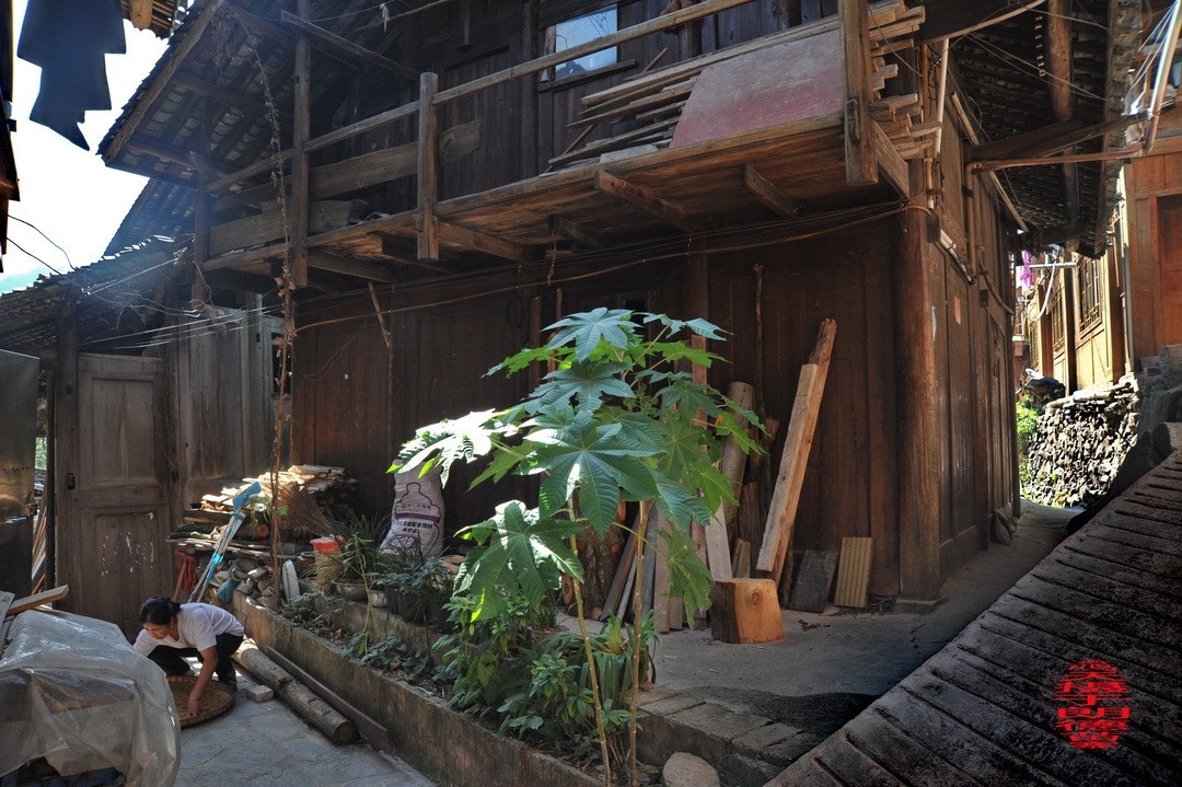 大山里的朗德苗寨二/      周鸣天