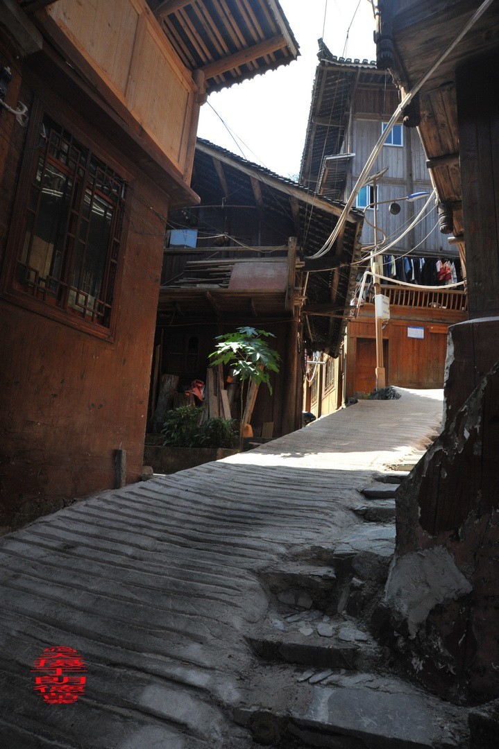 大山里的朗德苗寨二/      周鸣天