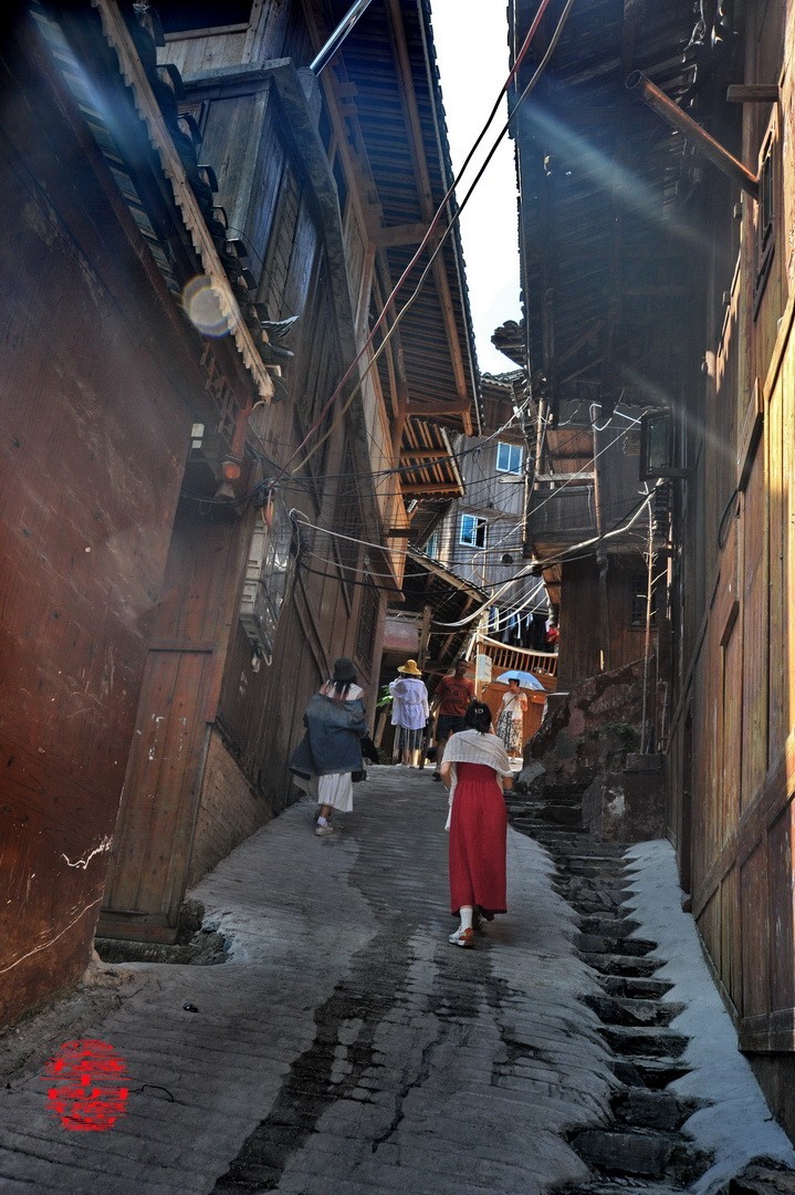 大山里的朗德苗寨二/      周鸣天
