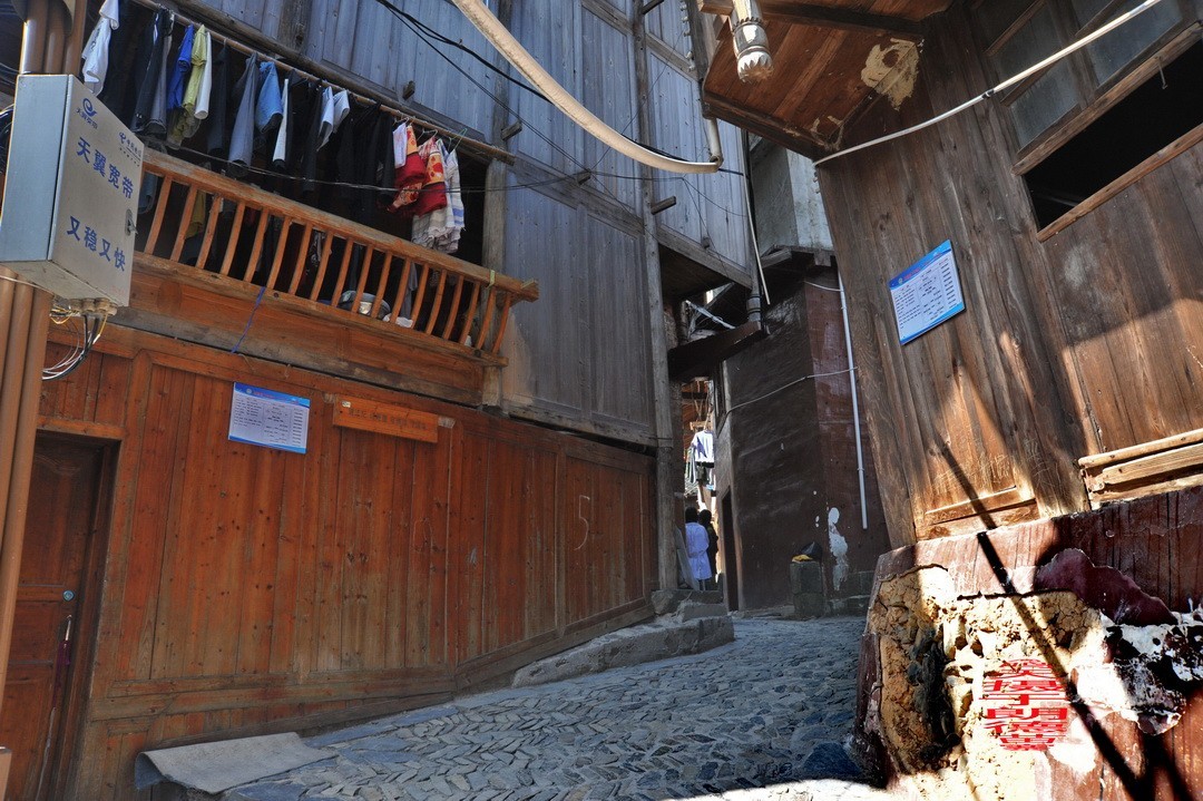 大山里的朗德苗寨二/      周鸣天