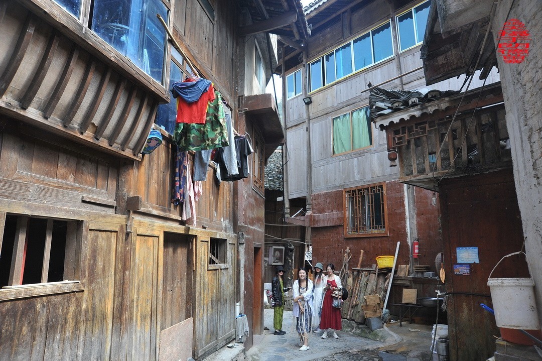 大山里的朗德苗寨二/      周鸣天