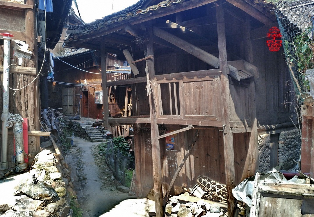 大山里的朗德苗寨二/      周鸣天