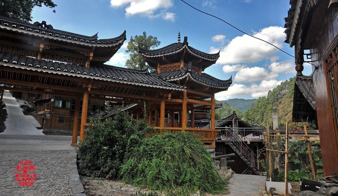 大山里的朗德苗寨二/      周鸣天