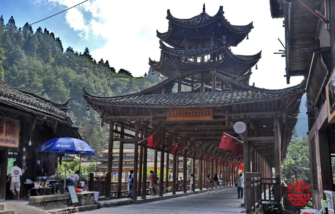 大山里的朗德苗寨二/      周鸣天