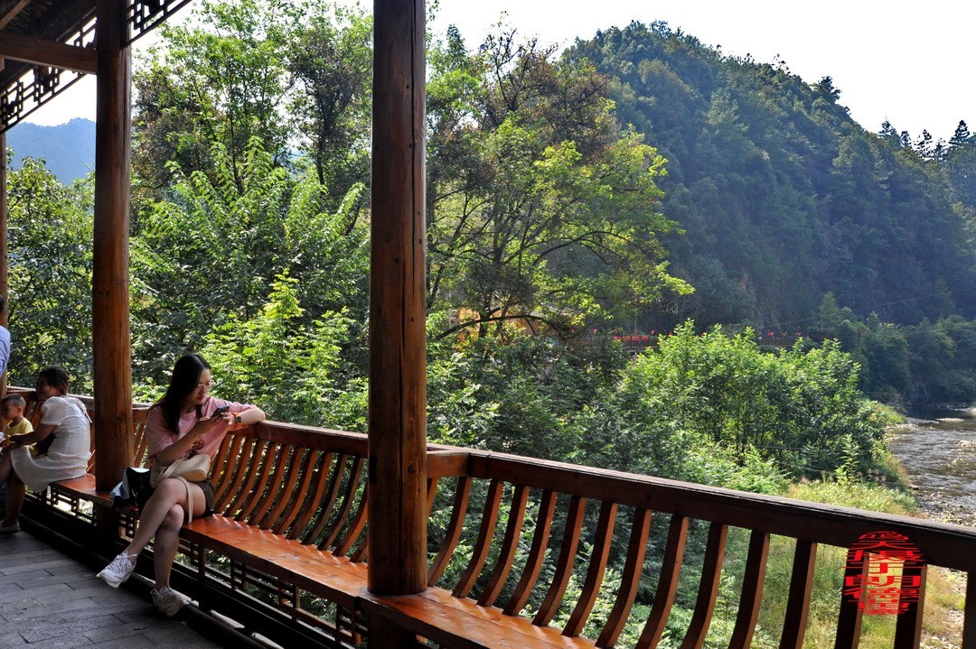 大山里的朗德苗寨二/      周鸣天