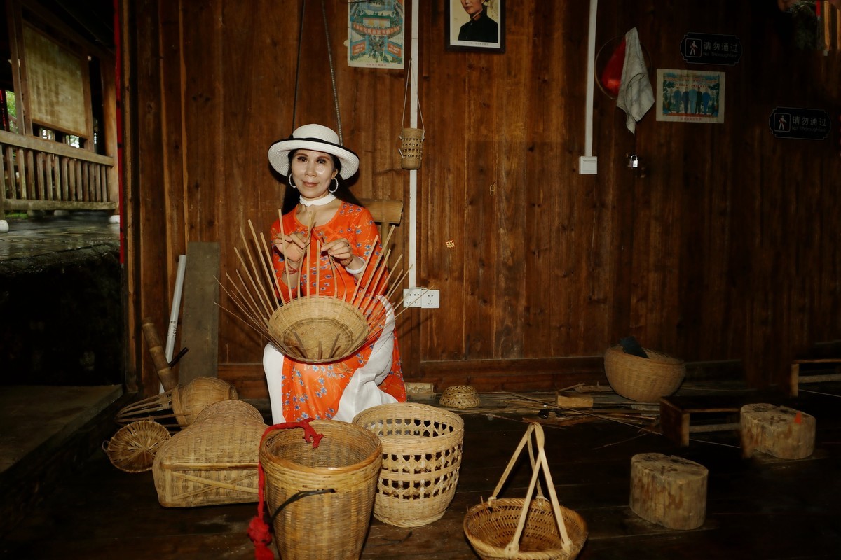 室内环境人像---苗族小木屋体验生活的美女！