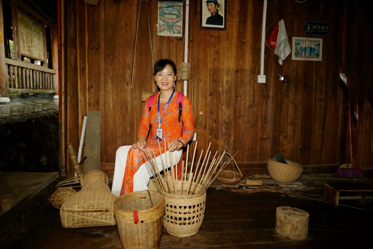 室内环境人像---苗族小木屋体验生活的美女！