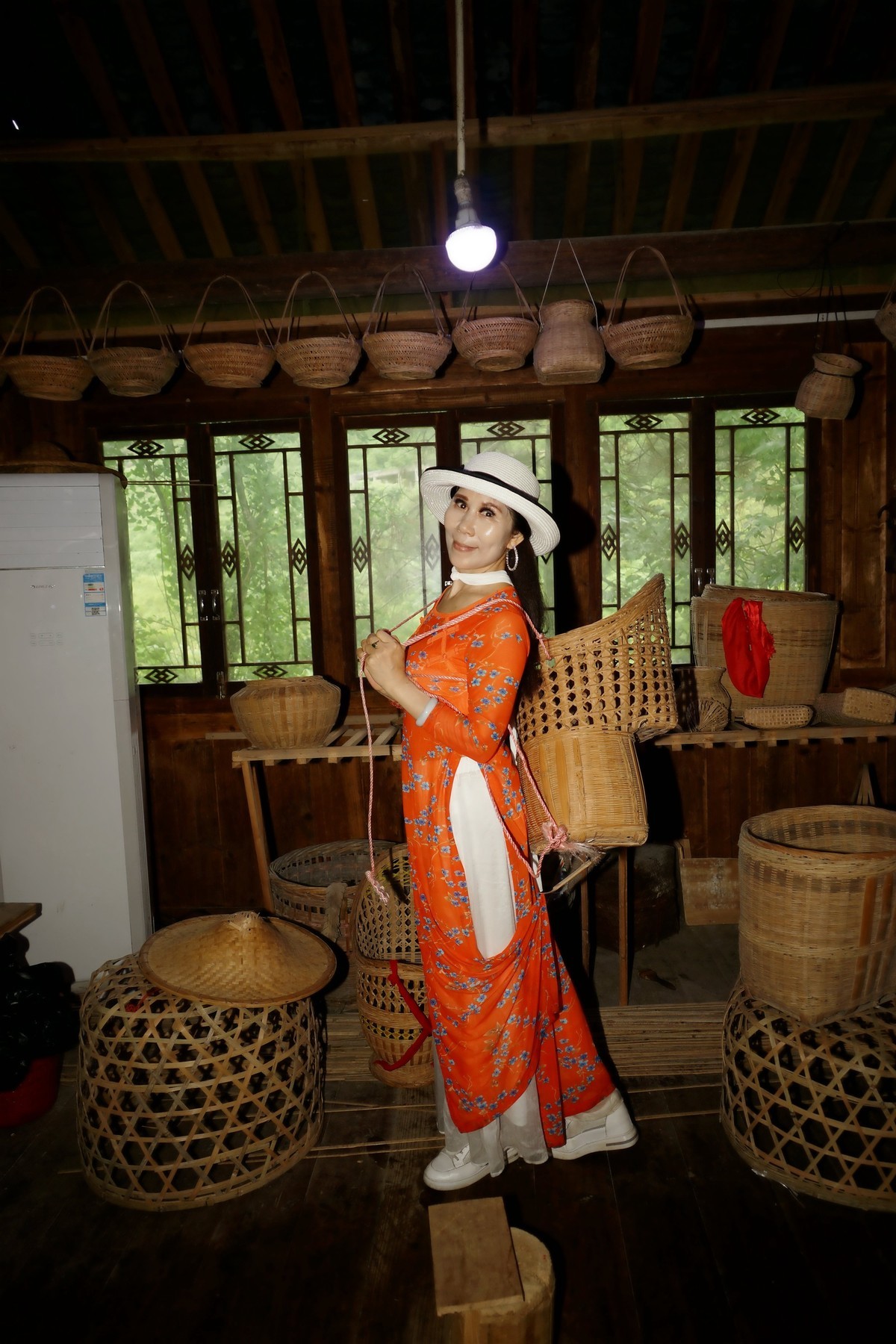 室内环境人像---苗族小木屋体验生活的美女！