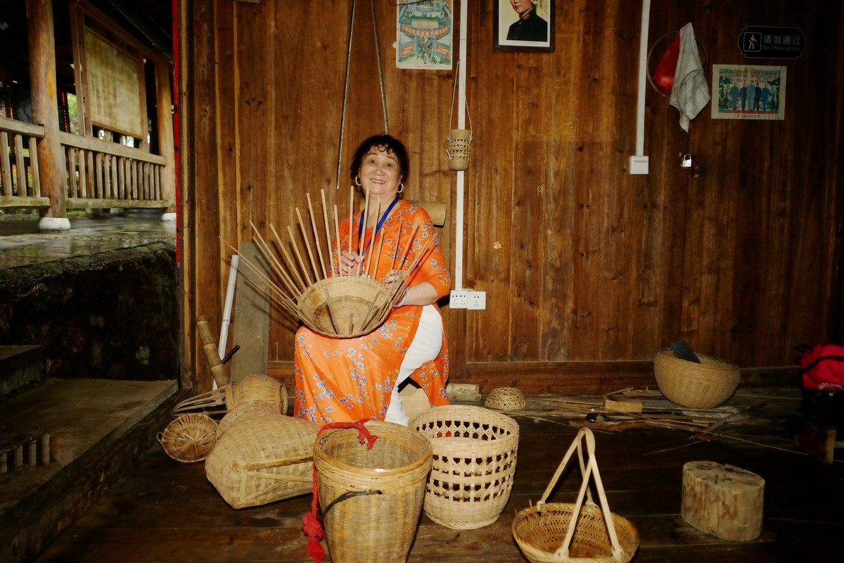 室内环境人像---苗族小木屋体验生活的美女！