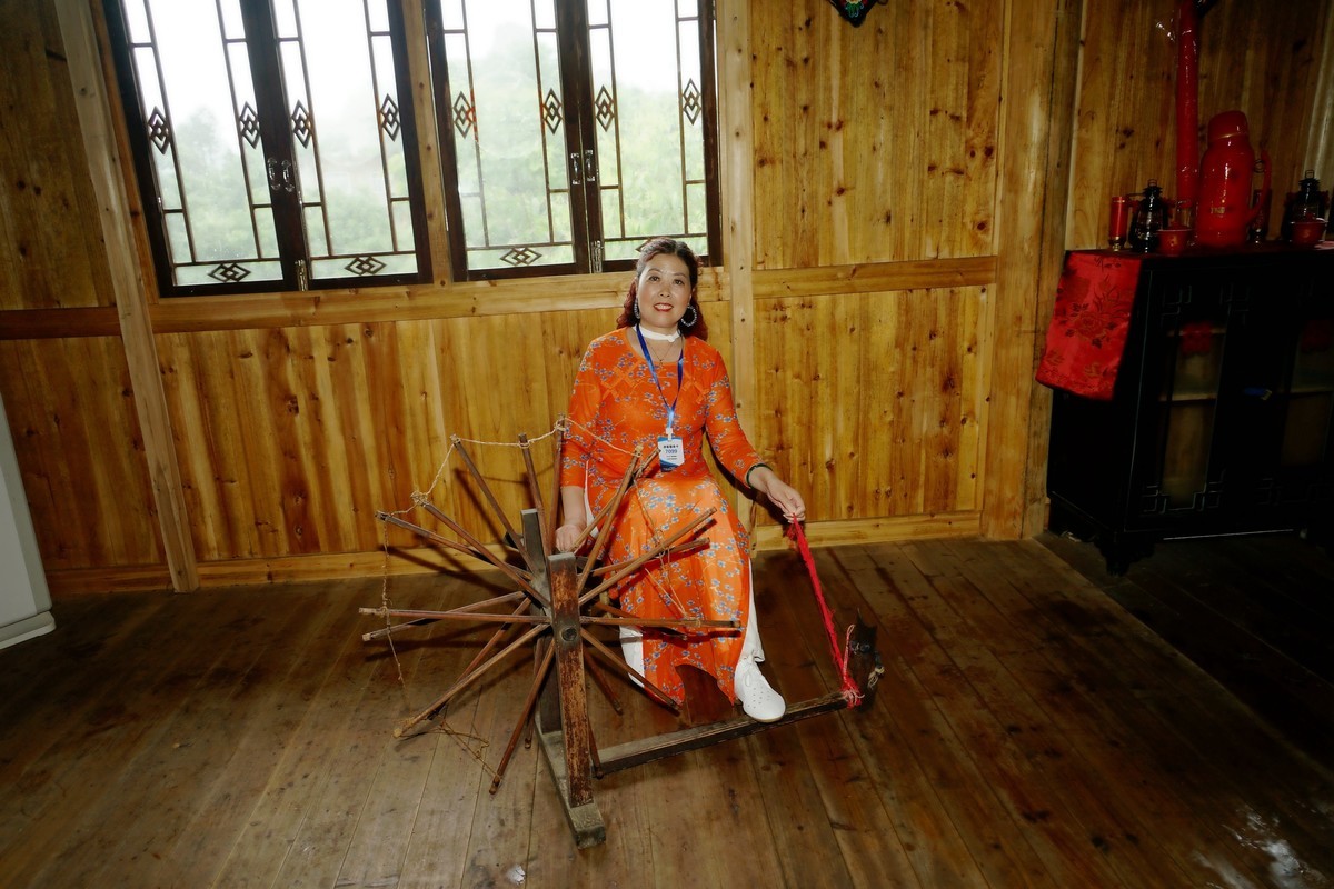 室内环境人像---苗族小木屋体验生活的美女！