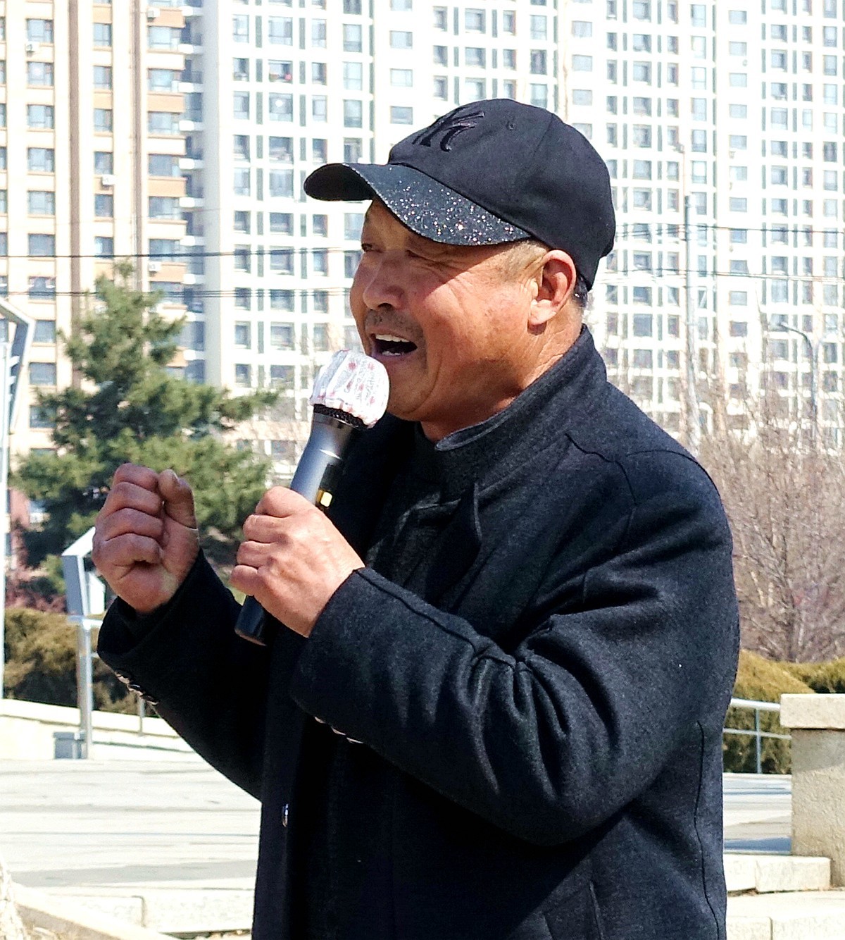 休闲老头爱唱歌儿