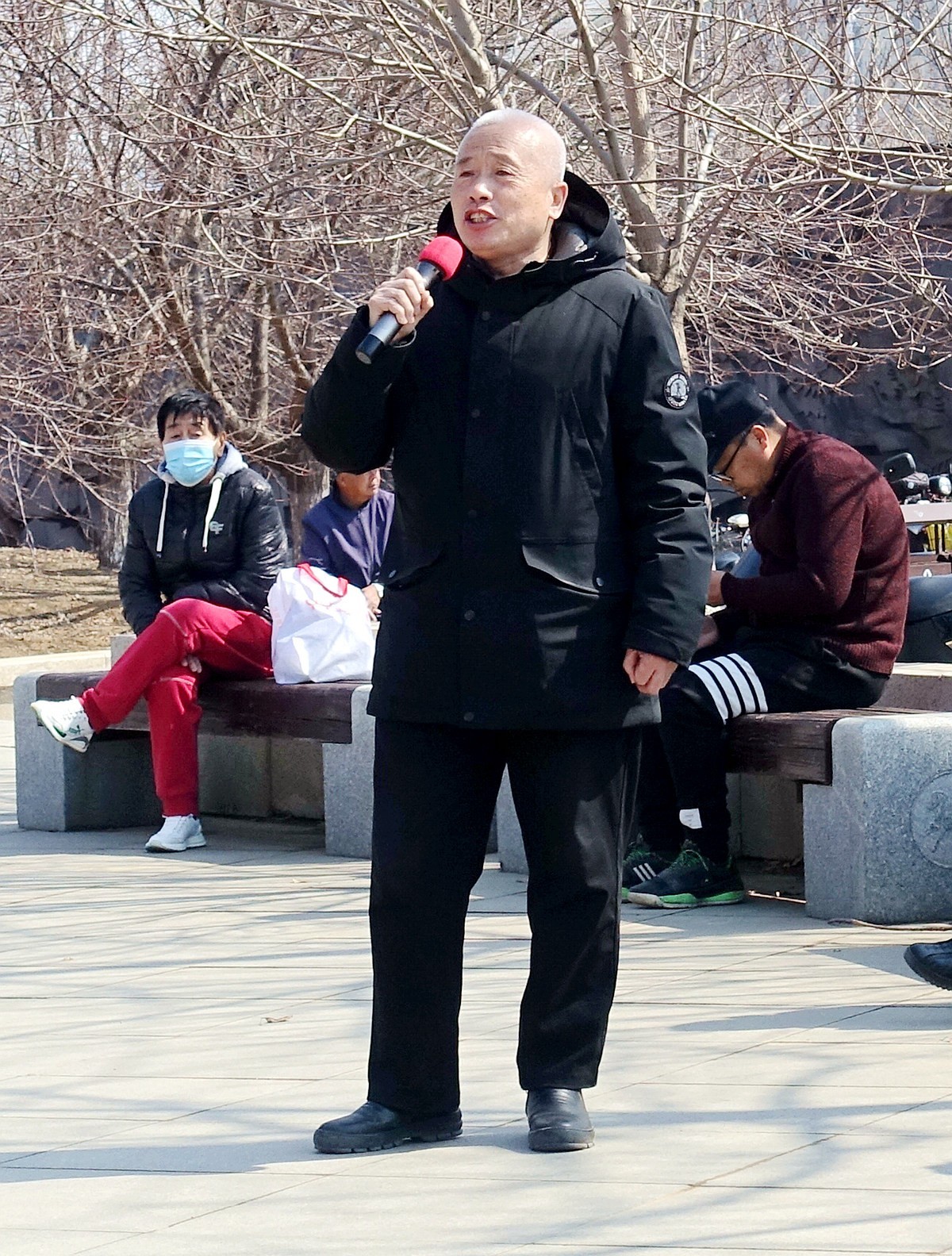 休闲老头爱唱歌儿