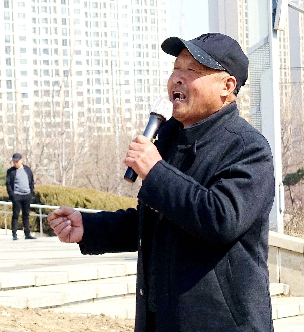 休闲老头爱唱歌儿