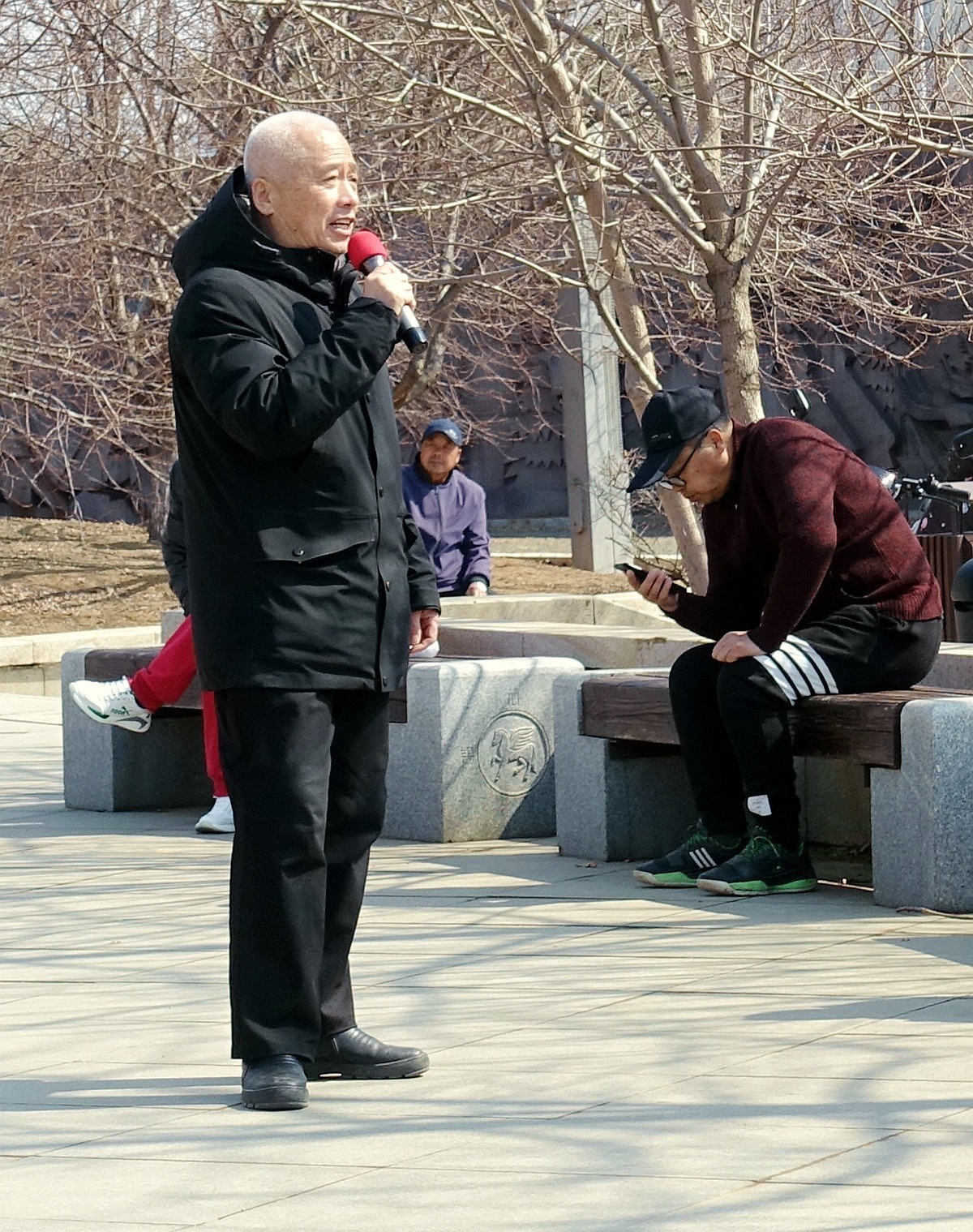 休闲老头爱唱歌儿