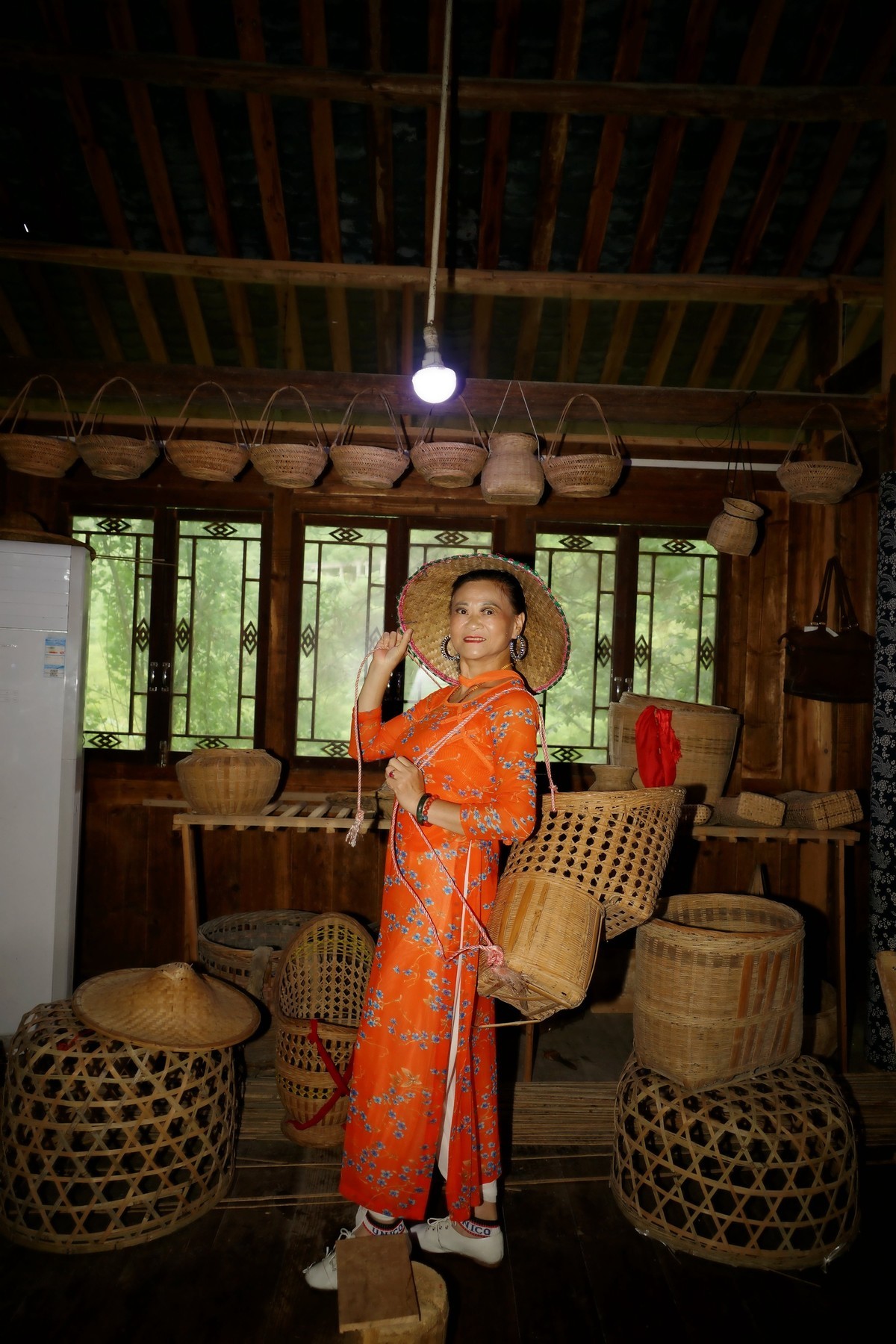 室内环境人像---苗族小木屋体验生活的美女！