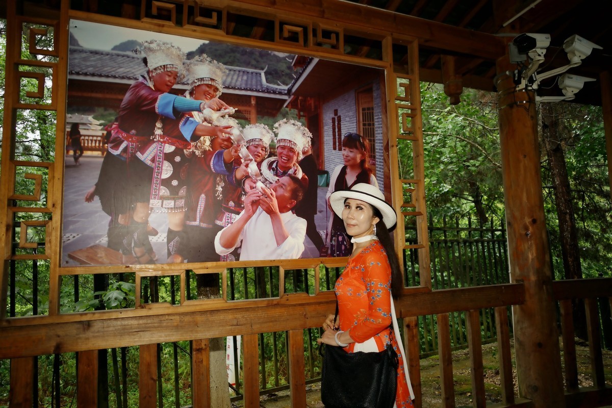 室内环境人像---苗族小木屋体验生活的美女！