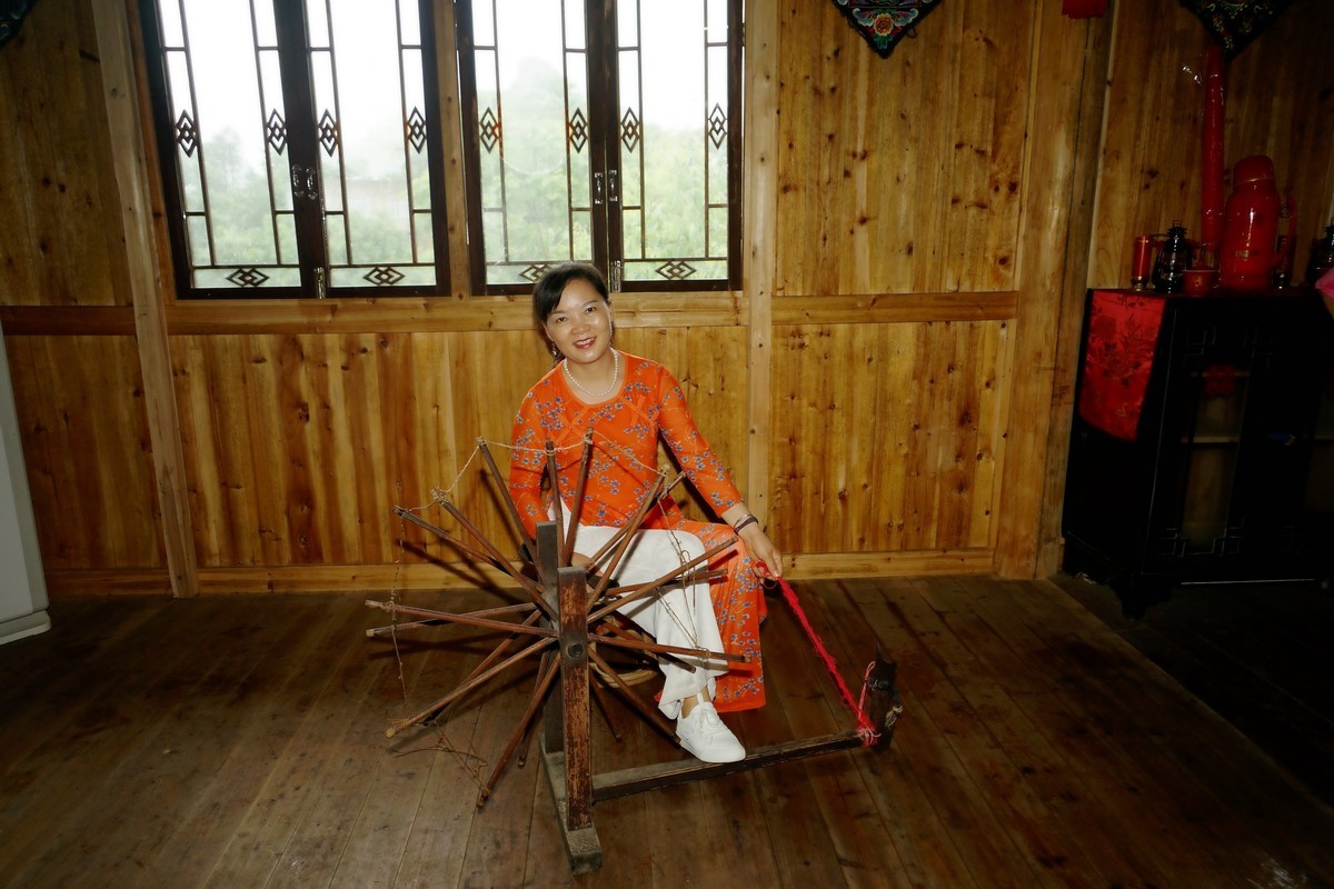 室内环境人像---苗族小木屋体验生活的美女！
