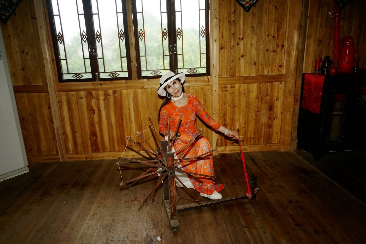 室内环境人像---苗族小木屋体验生活的美女！