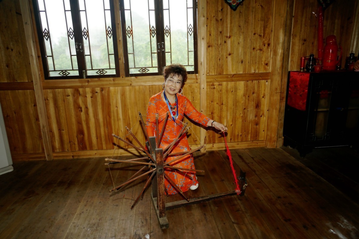 室内环境人像---苗族小木屋体验生活的美女！