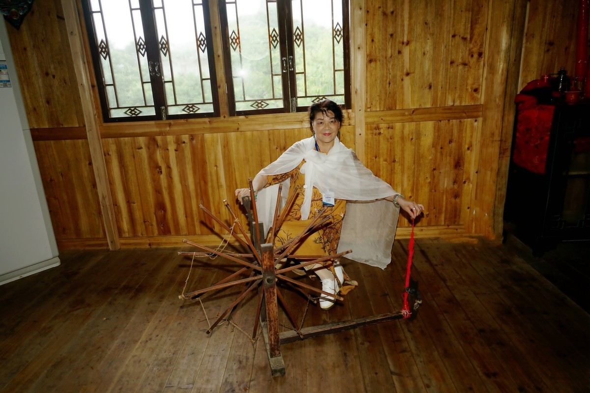 室内环境人像---苗族小木屋体验生活的美女！