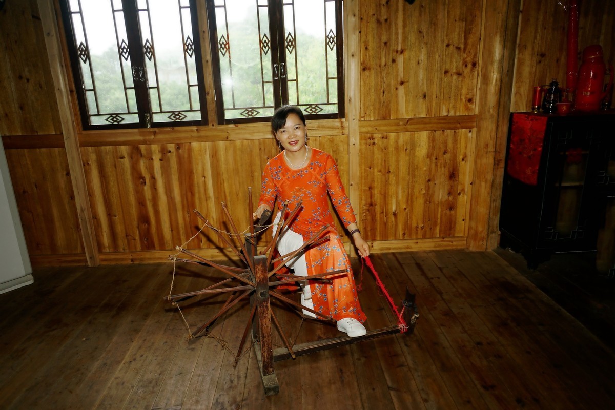 室内环境人像---苗族小木屋体验生活的美女！