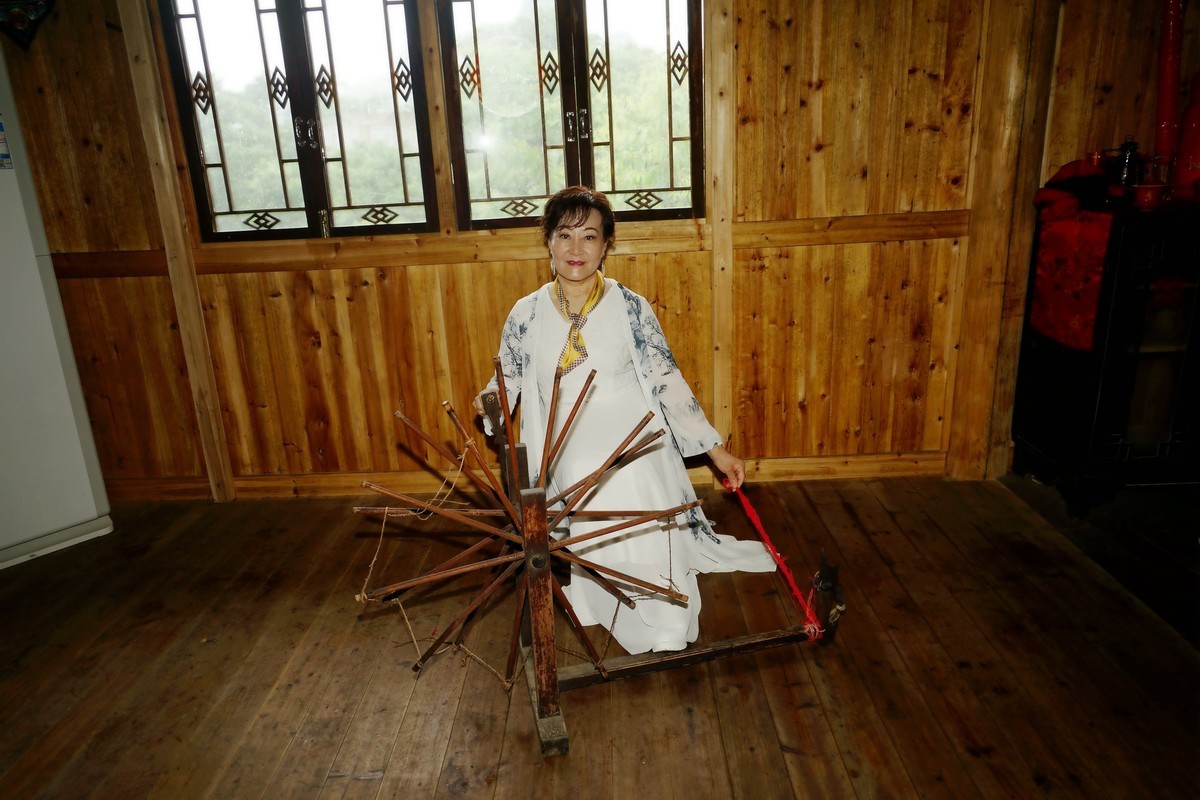 室内环境人像---苗族小木屋体验生活的美女！