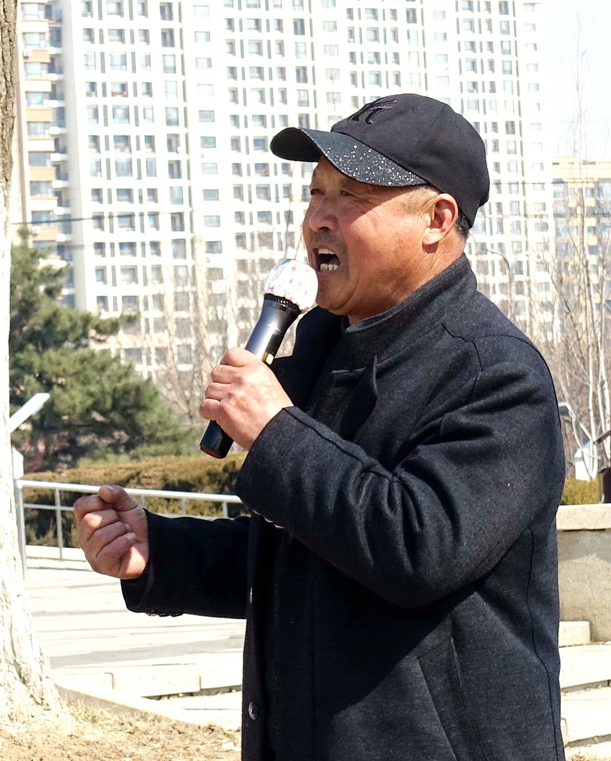 休闲老头爱唱歌儿