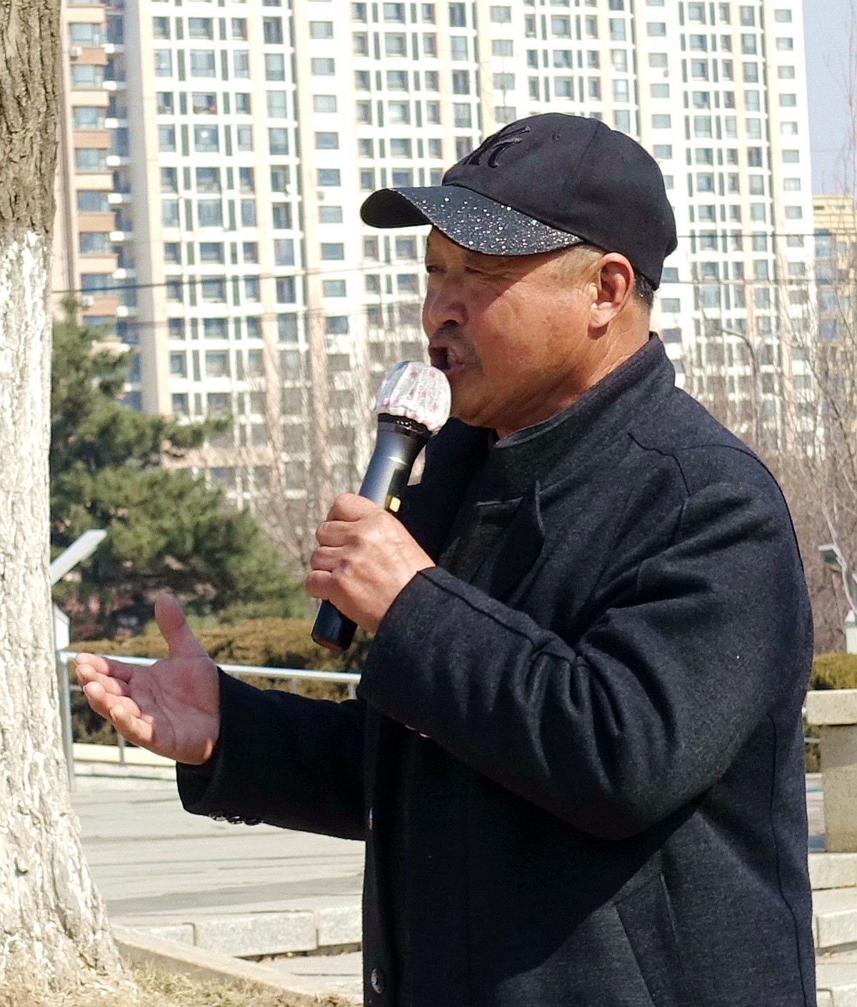 休闲老头爱唱歌儿