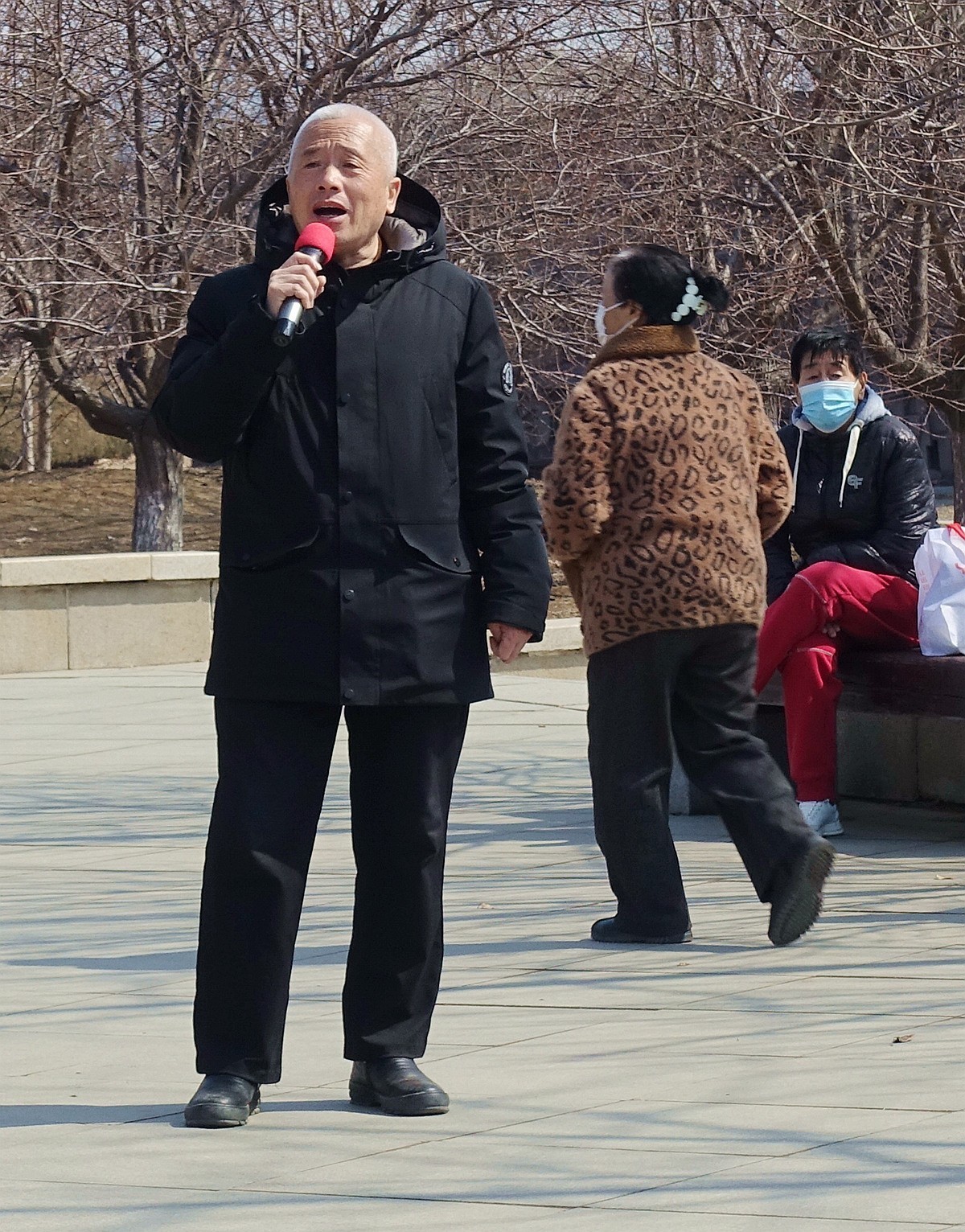 休闲老头爱唱歌儿
