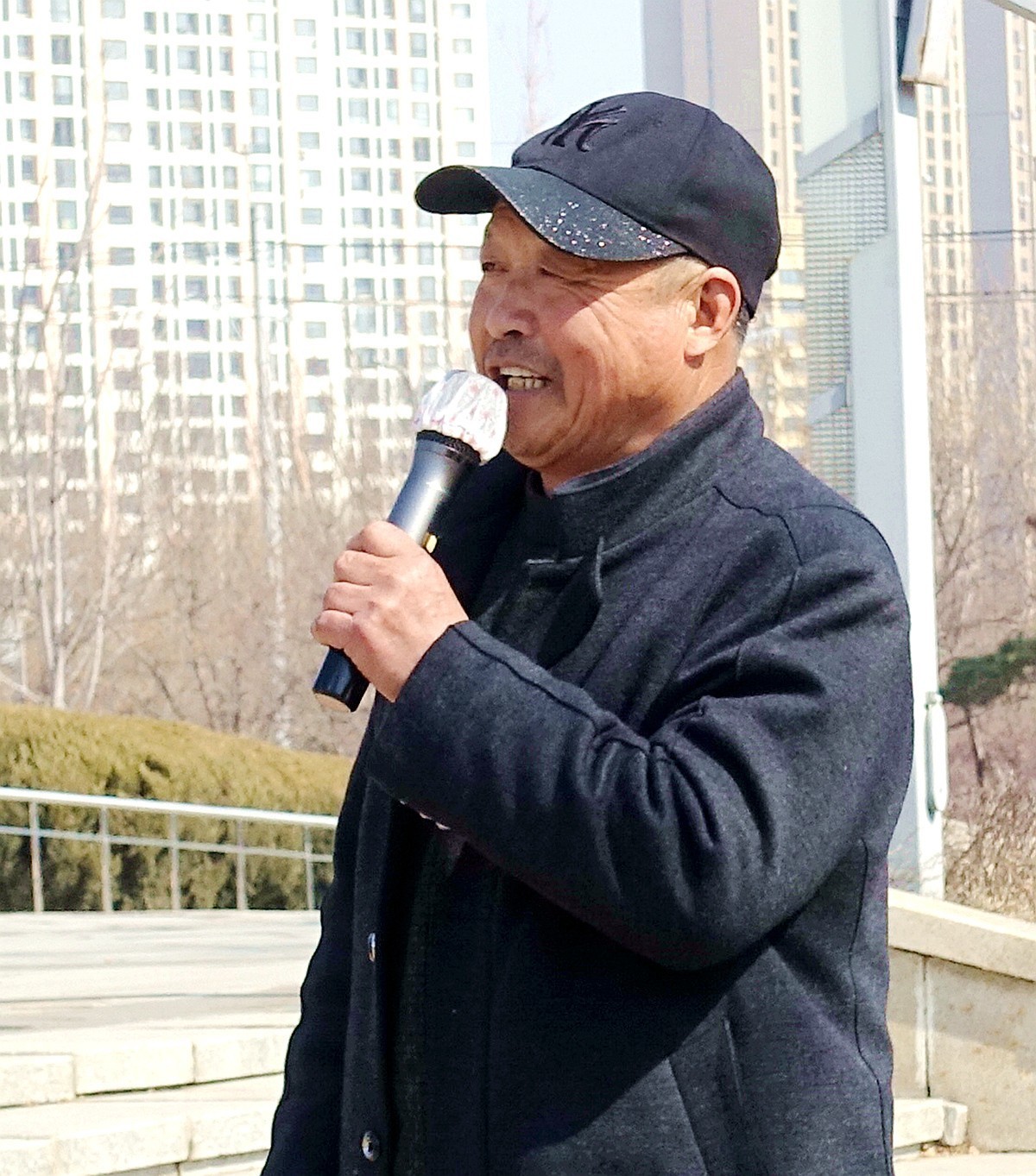 休闲老头爱唱歌儿