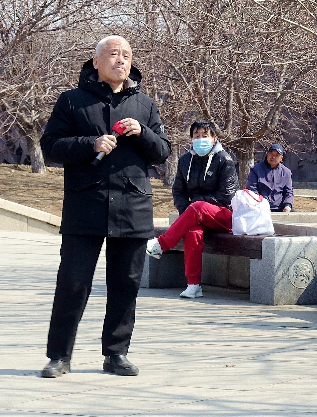 休闲老头爱唱歌儿