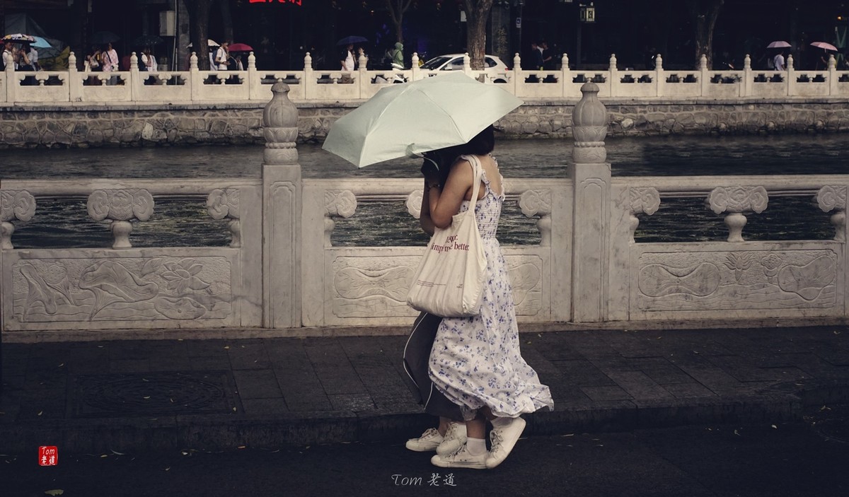 一場小雨前後的街景