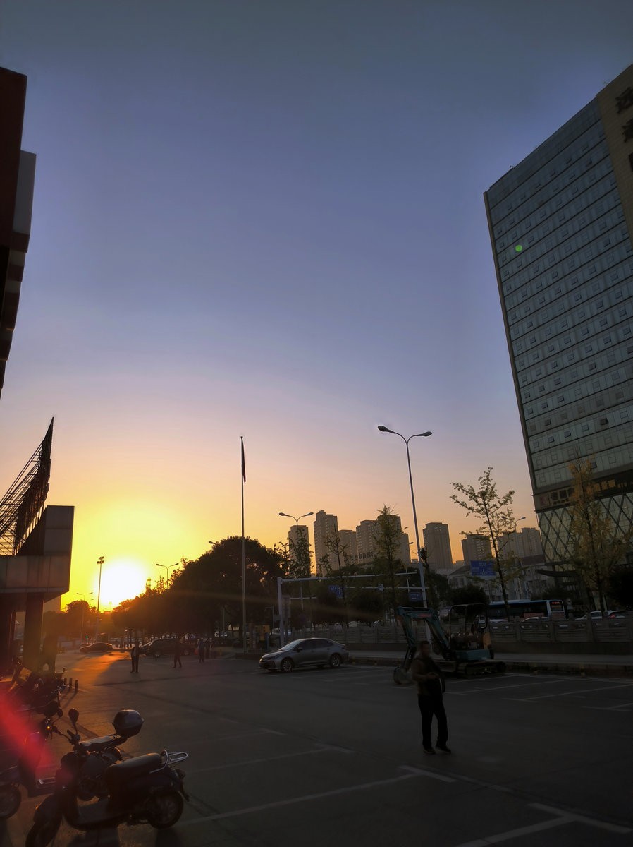 漫步星城 走街串巷（401）只争朝夕