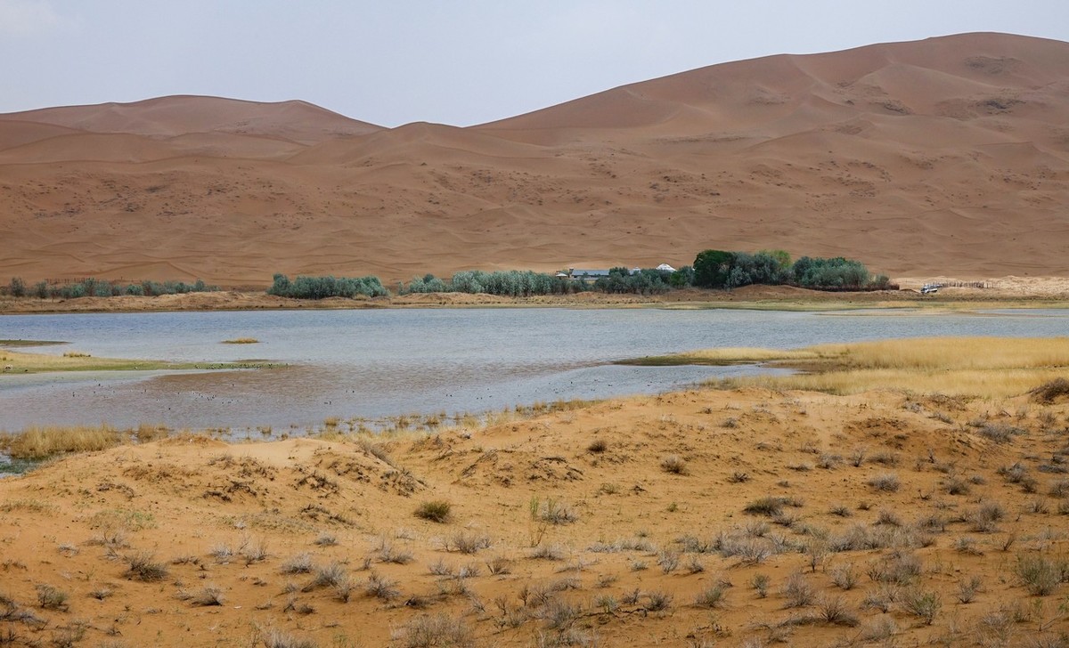 穿越腾格里沙漠