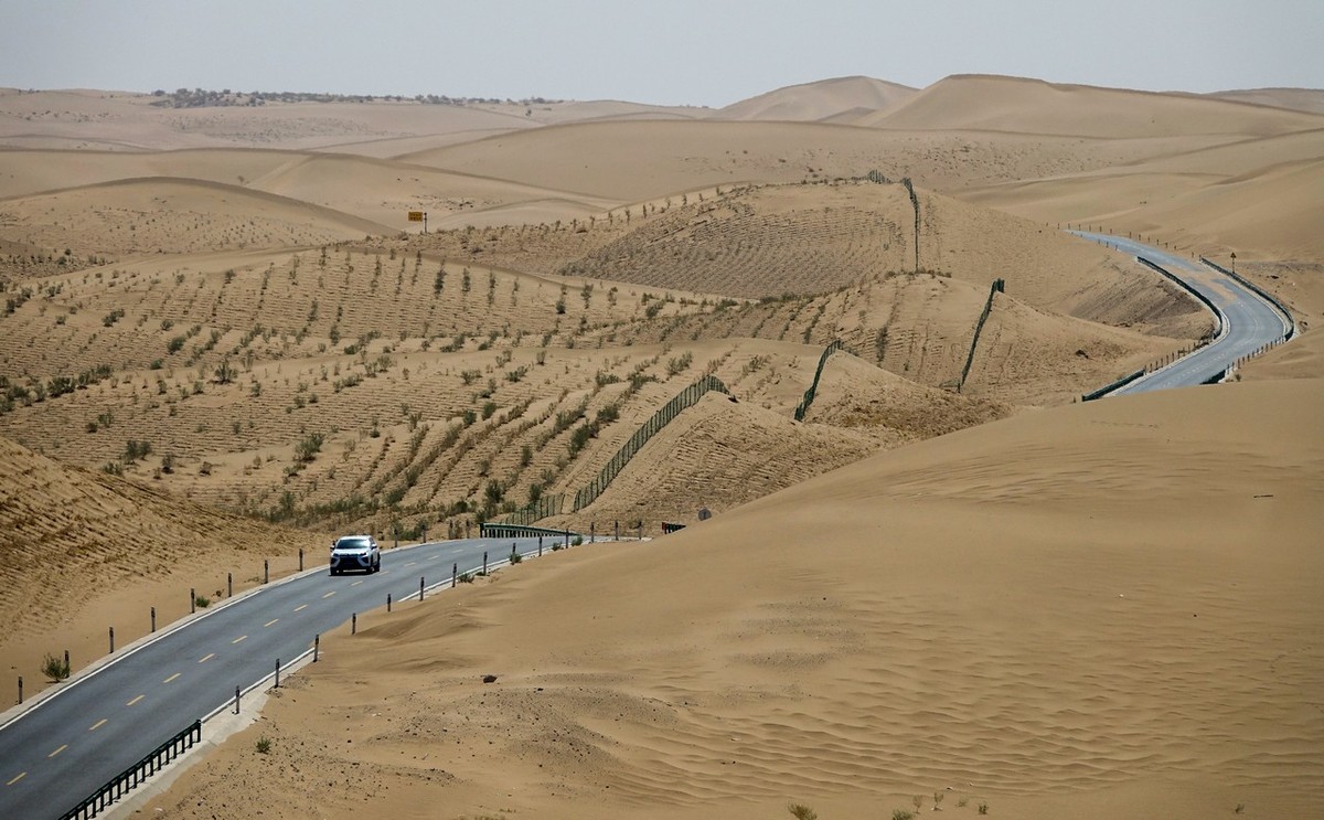 穿越腾格里沙漠