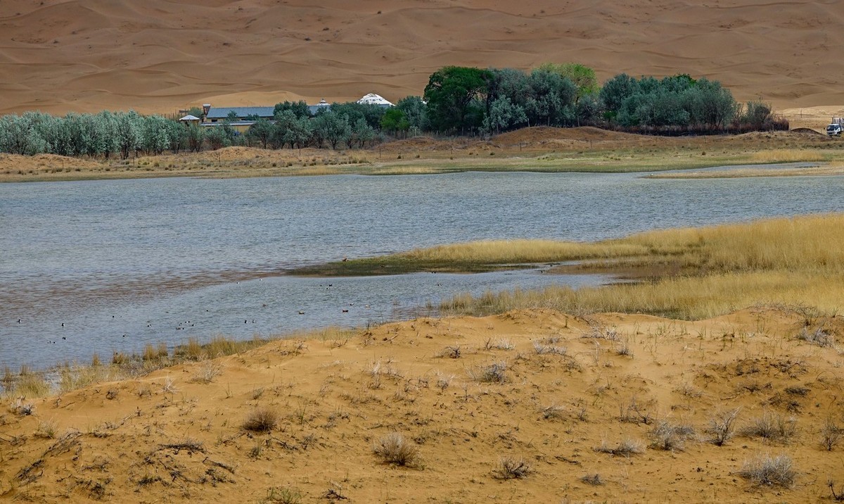 穿越腾格里沙漠