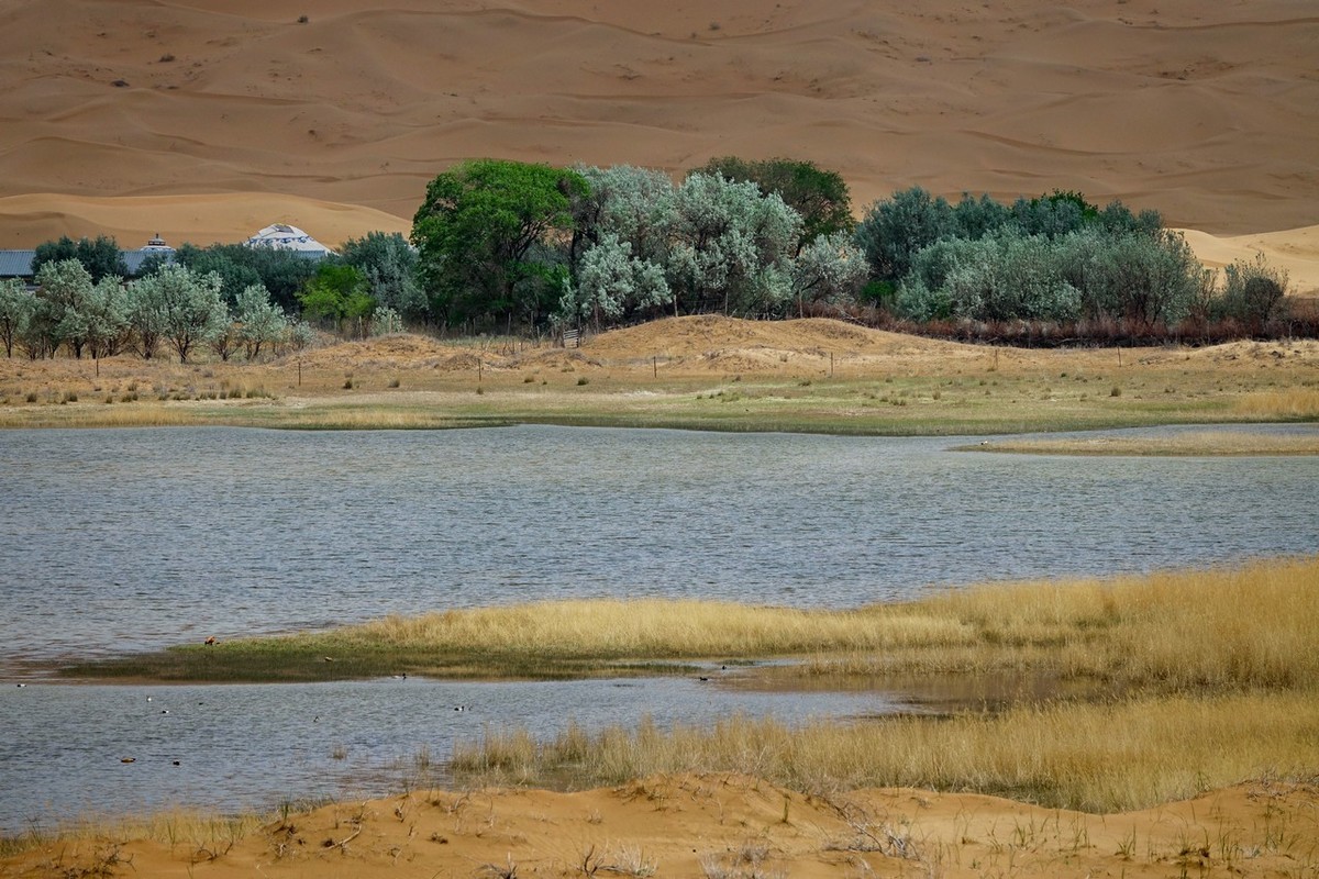 穿越腾格里沙漠