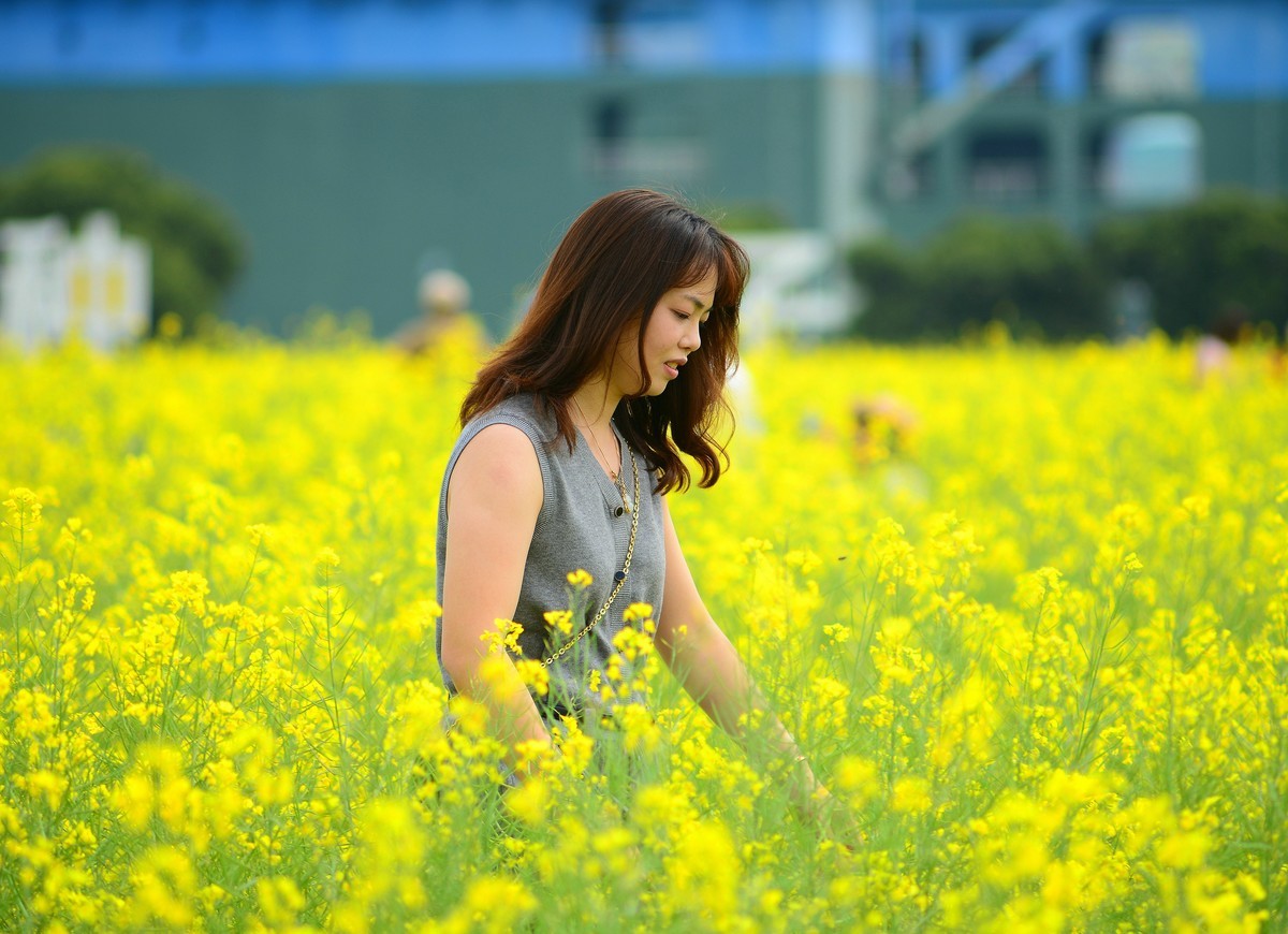 庆祝3.8妇女节，来一组花海人像。