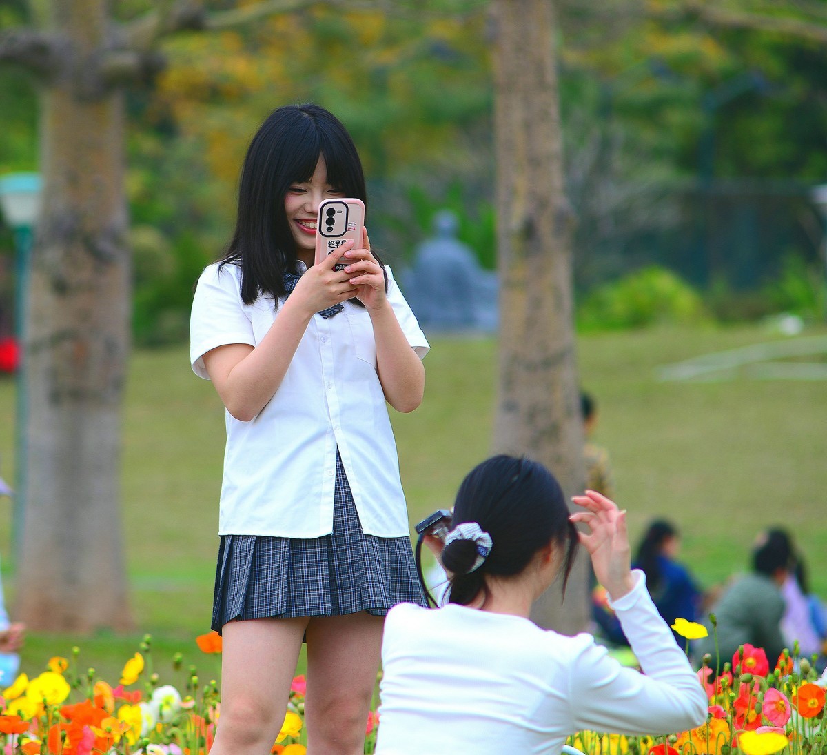 庆祝3.8妇女节，来一组花海人像。