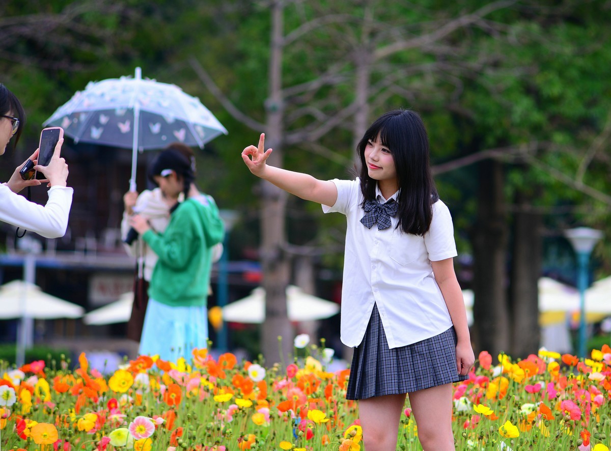 庆祝3.8妇女节，来一组花海人像。