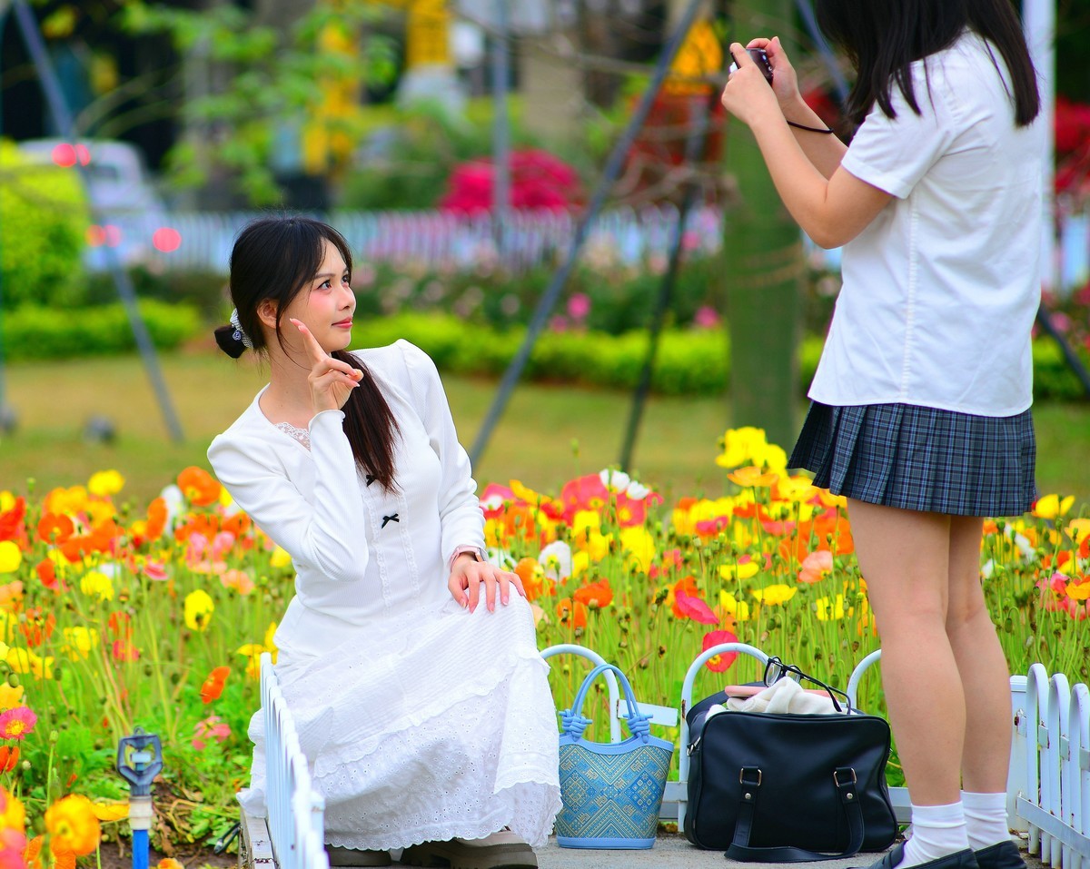 庆祝3.8妇女节，来一组花海人像。