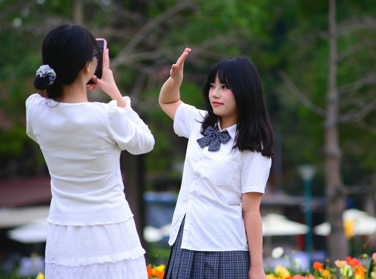 庆祝3.8妇女节，来一组花海人像。