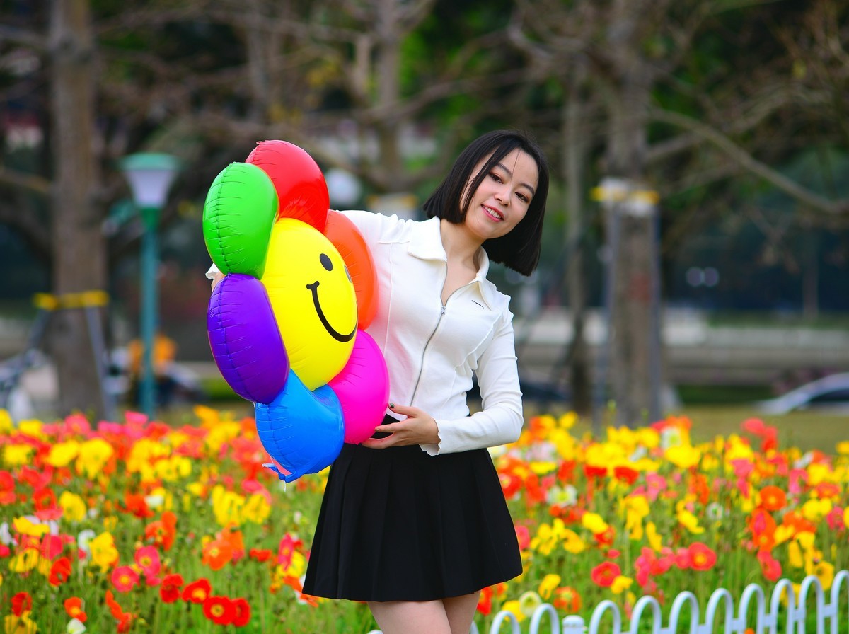 庆祝3.8妇女节，来一组花海人像。