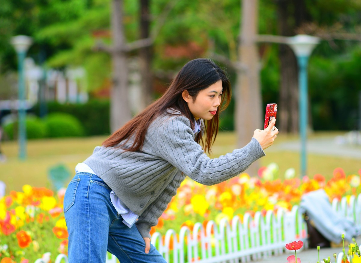 庆祝3.8妇女节，来一组花海人像。